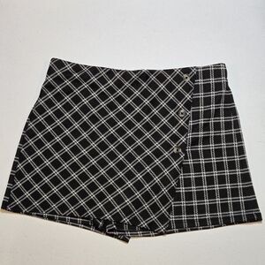 SO Girls XL Black and White Checkered Skort
